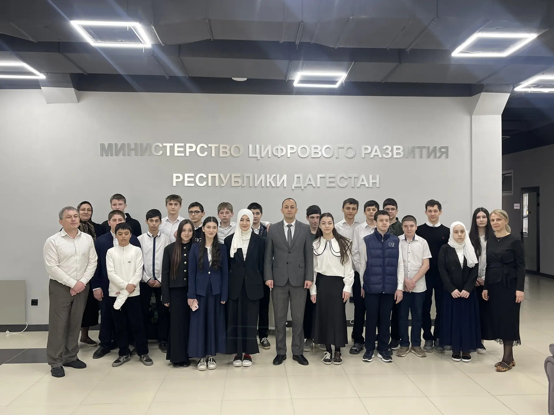От монтажа кабеля до цифровой стратегии: махачкалинские школьники погрузились в мир ИТ вместе с Минцифры РД