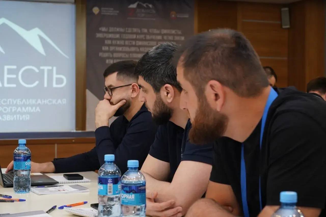 Цифровые компетенции и кибербезопасность: Юрий Гамзатов встретился с участниками программы «Доблесть гор»