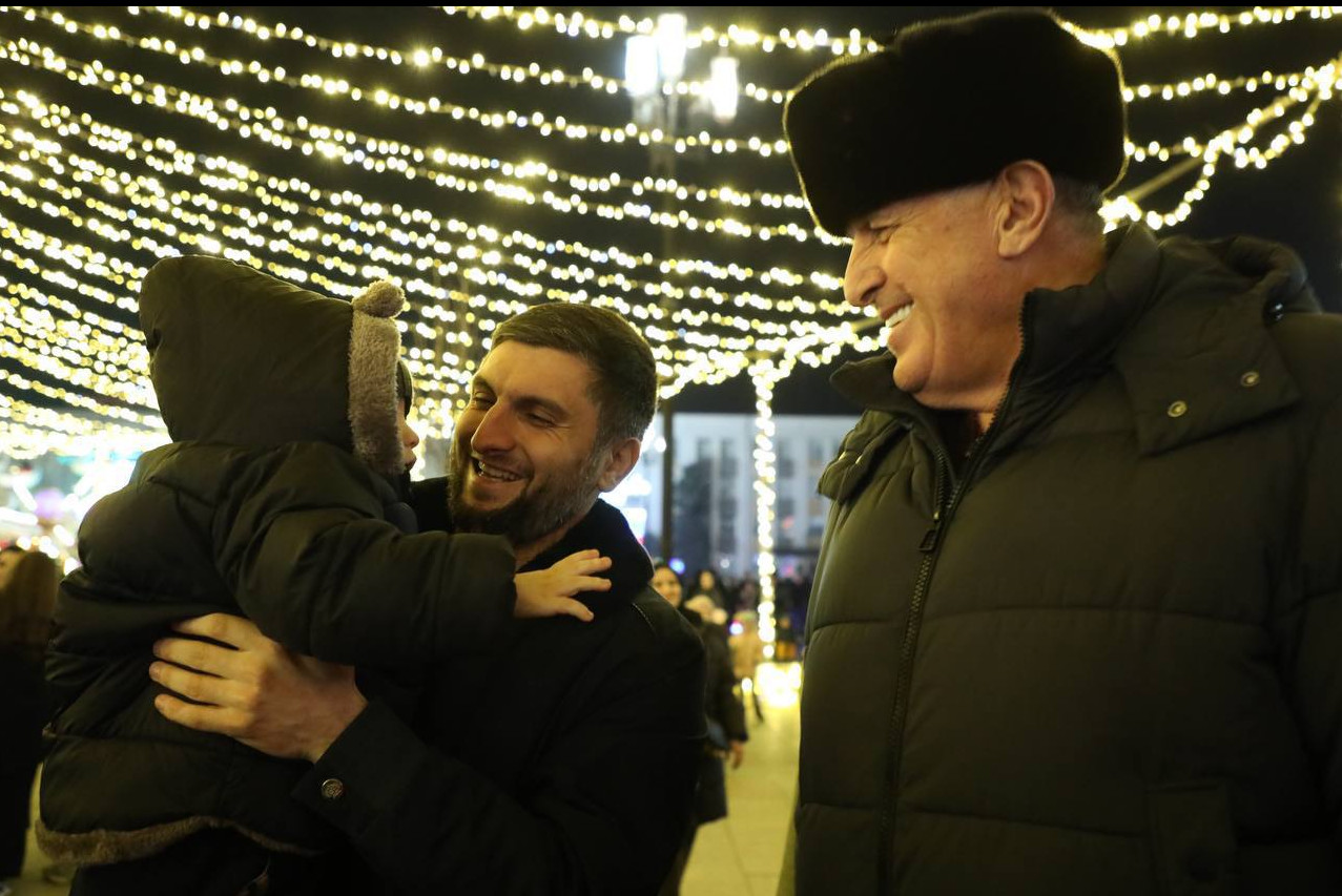 Премьер Дагестана пообщался с местными жителями и вручил подарки почти сотне детей в канун Нового года