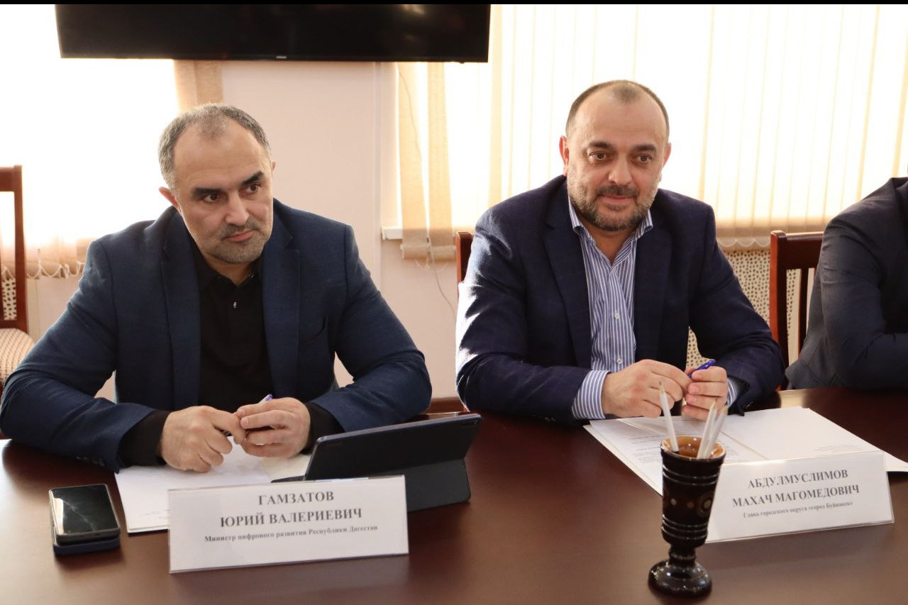 Министр цифры Дагестана Юрий Гамзатов провел личный выездной прием граждан в Буйнакске вместе с главой муниципалитета Махачом Абдулмуслимовым