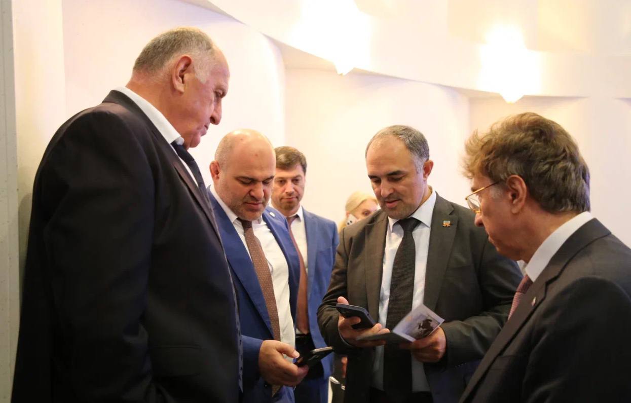 Глава Минцифры Дагестана показал премьер-министру республики, как пользоваться приложением для «живого» просмотра статей из печатных изданий