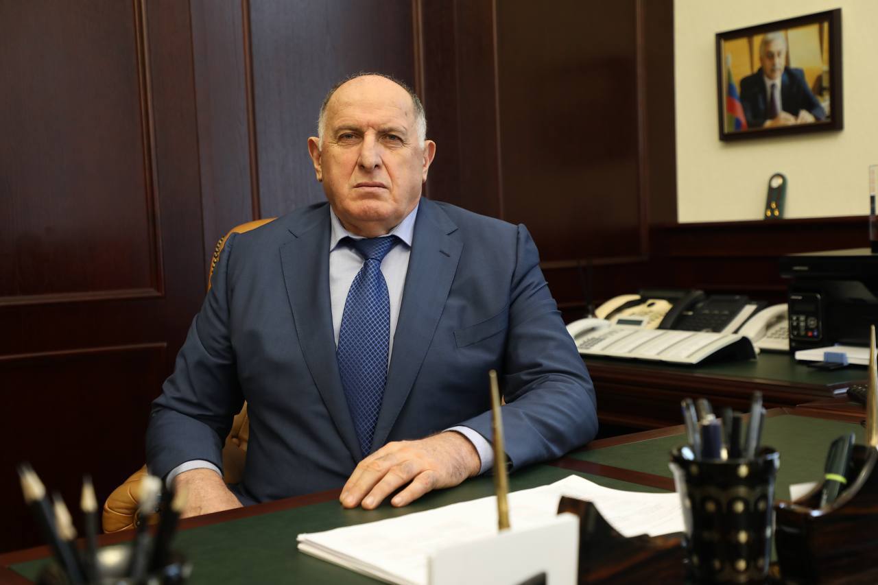 Абдулмуслим Абдулмуслимов поздравил социальных работников с профессиональным праздником