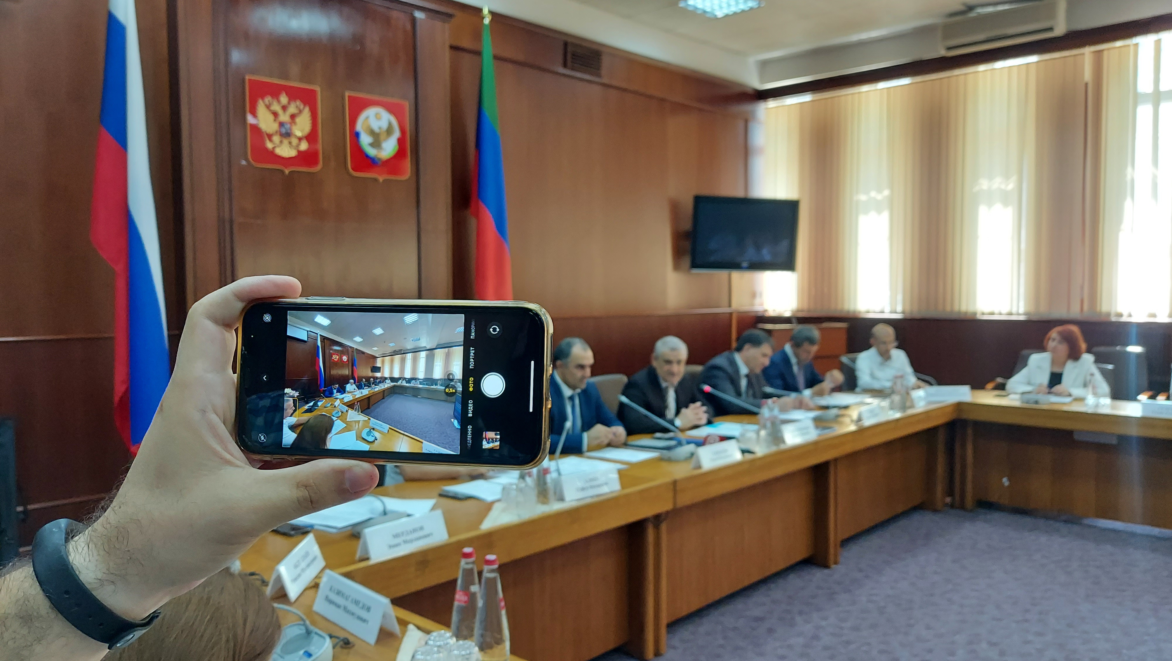 Министр цифрового развития вручил почетные грамоты