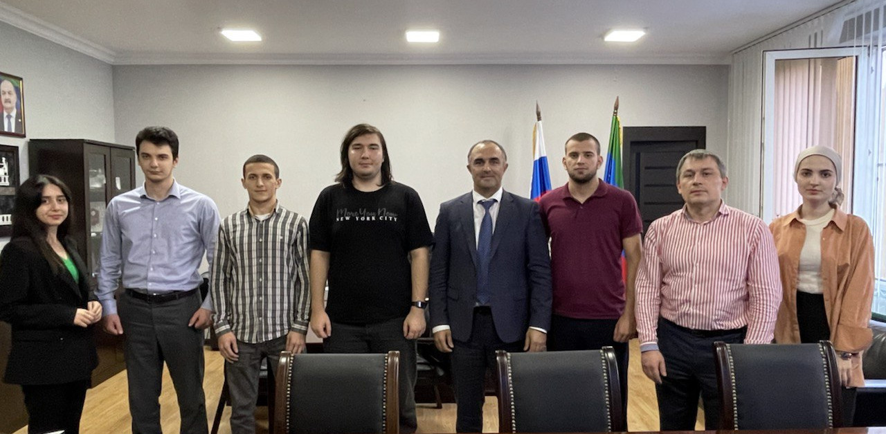 Министр цифрового развития Республики Дагестан Юрий Гамзатов поздравил команду из Дагестана, которая стала победителями трех хакатонов.