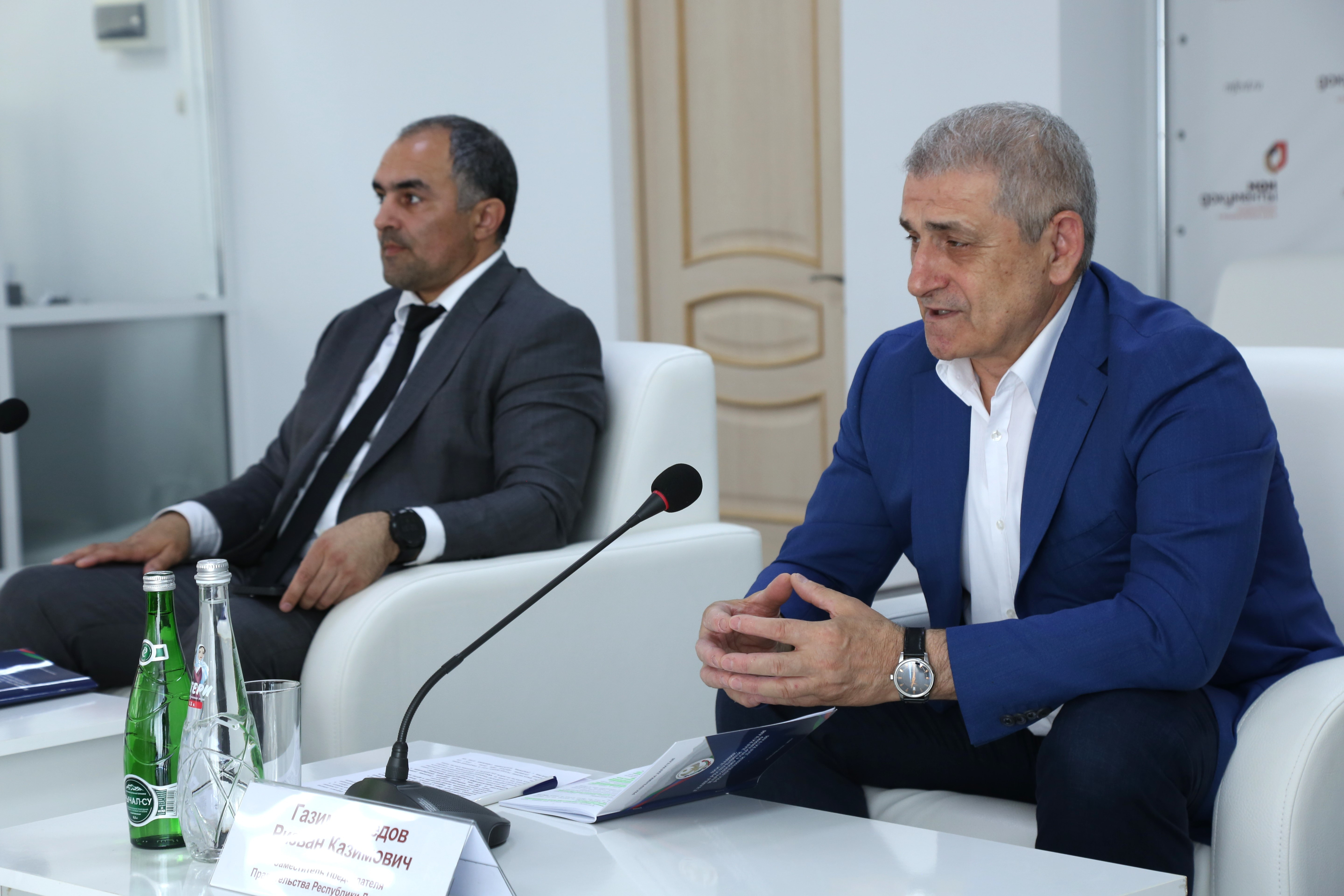 Вице-премьер Правительства Дагестана Ризван Газимагомедов провел встречу с сотрудниками Минцифры Дагестана и МФЦ по РД