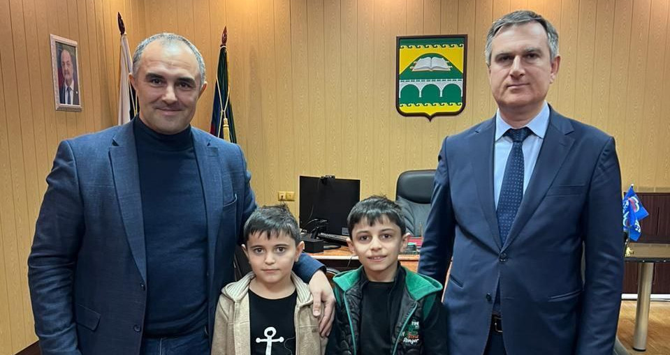 Глава Дагестана Сергей Меликов исполнил новогодние мечты детей из нашего района.