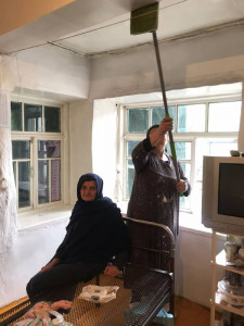 Оказывает социально -бытовые услуги подопечной