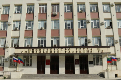 Министерство труда Дагестана реализует комплекс мер по поддержке граждан, потерявших работу или находящихся под риском увольнения.
