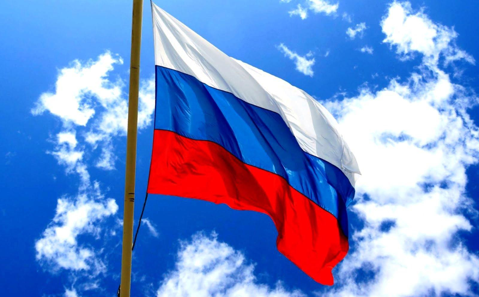 Уважаемые дагестанцы!  Поздравляю вас с Днем Государственного флага Российской Федерации!