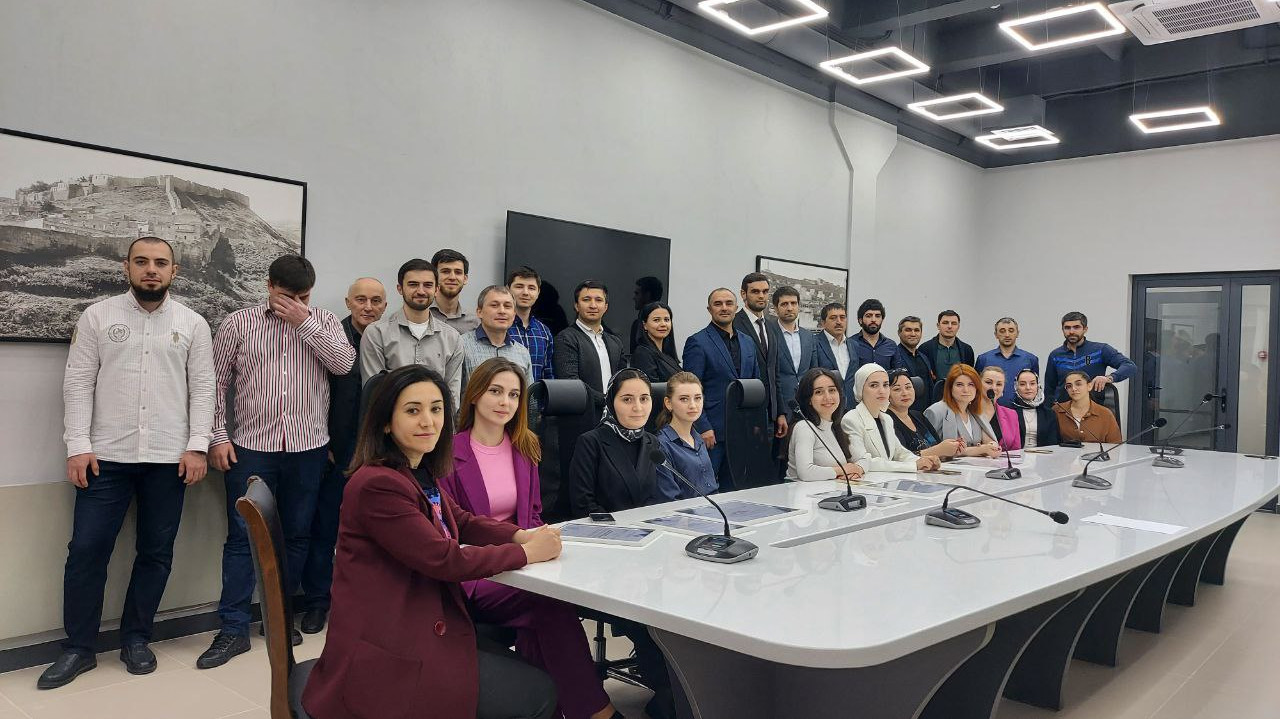 Министр цифрового развития РД Юрий Гамзатов, поздравил сотрудников ведомства с днем связи.