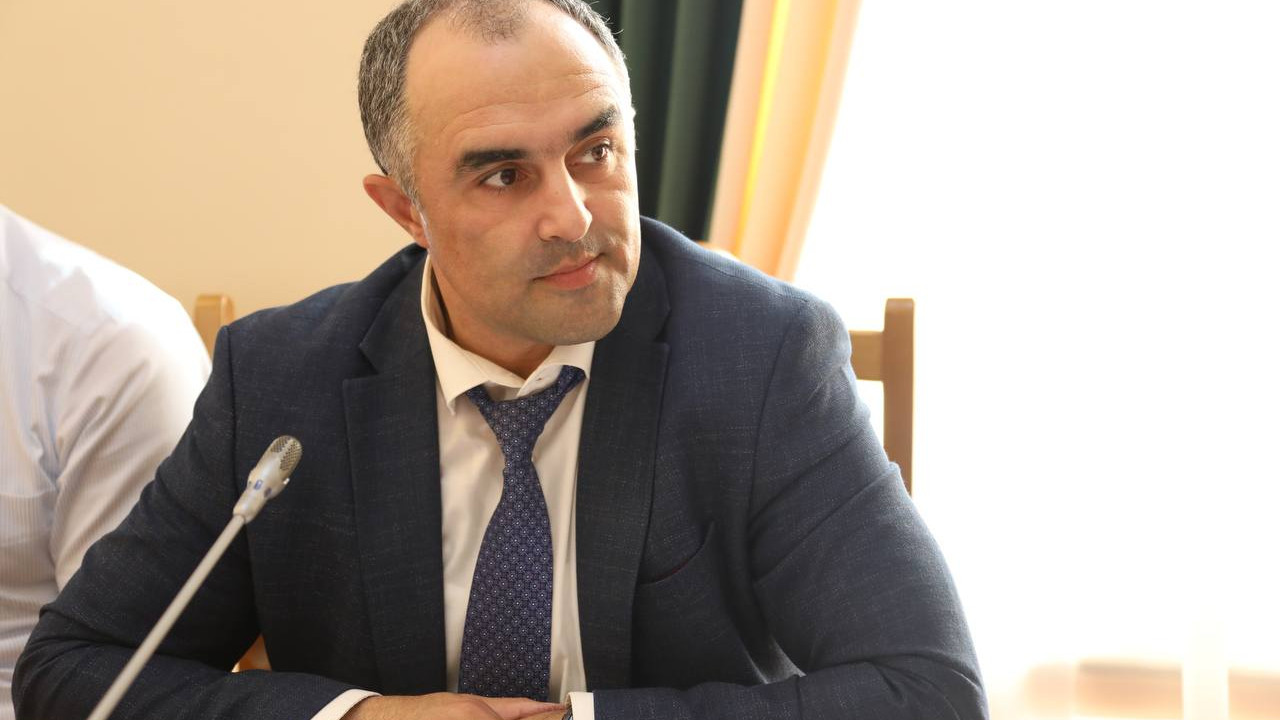 Юрий Гамзатов рассказал о Каспийском цифровом форуме журналистам "Дагестанской правды"