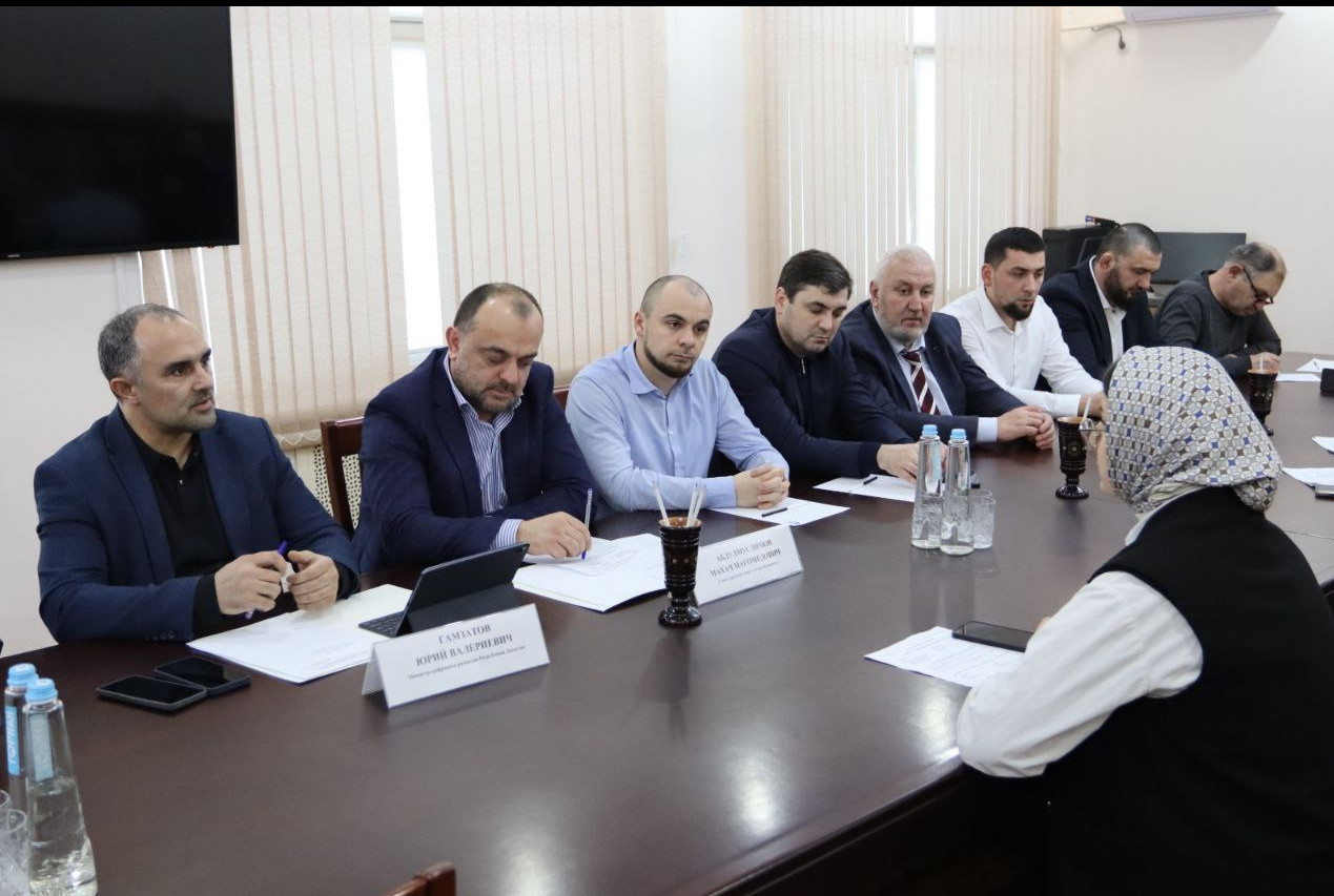 Министр цифры Дагестана Юрий Гамзатов провел личный выездной прием граждан в Буйнакске вместе с главой муниципалитета Махачом Абдулмуслимовым