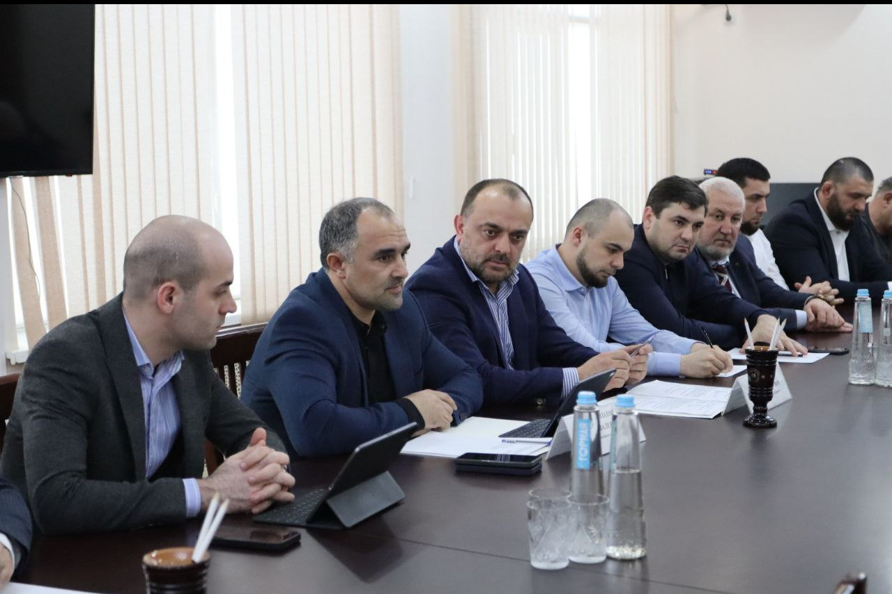 Министр цифры Дагестана Юрий Гамзатов провел личный выездной прием граждан в Буйнакске вместе с главой муниципалитета Махачом Абдулмуслимовым