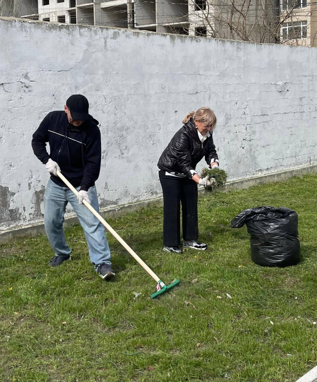Сотрудники Минцифры Дагестана приняли участие в общегородском субботнике