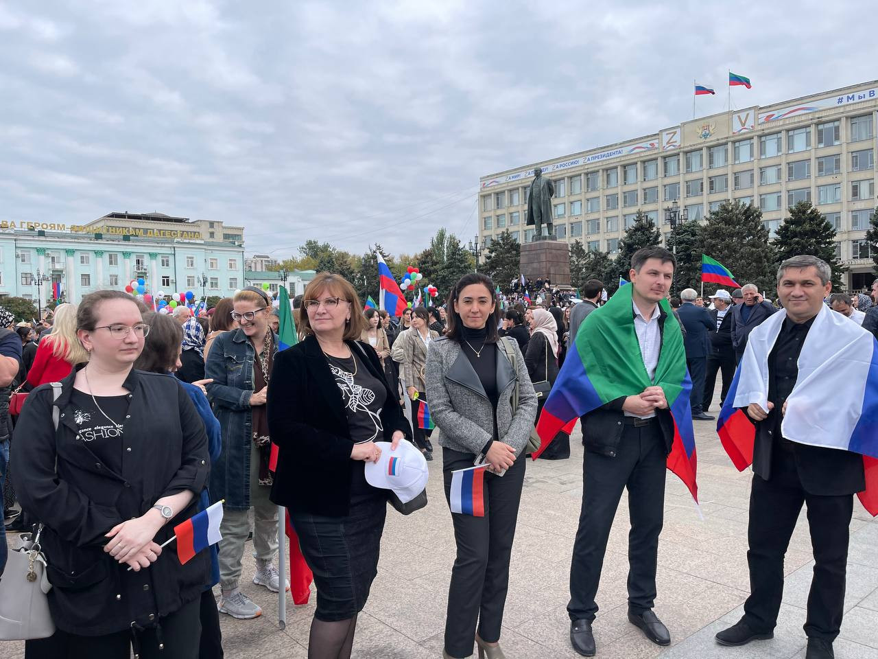Концерт-акция в поддержку курса Президента РФ «В единстве - наша сила!» состоялся сегодня, 7 октября, на центральной площади г. Махачкалы.