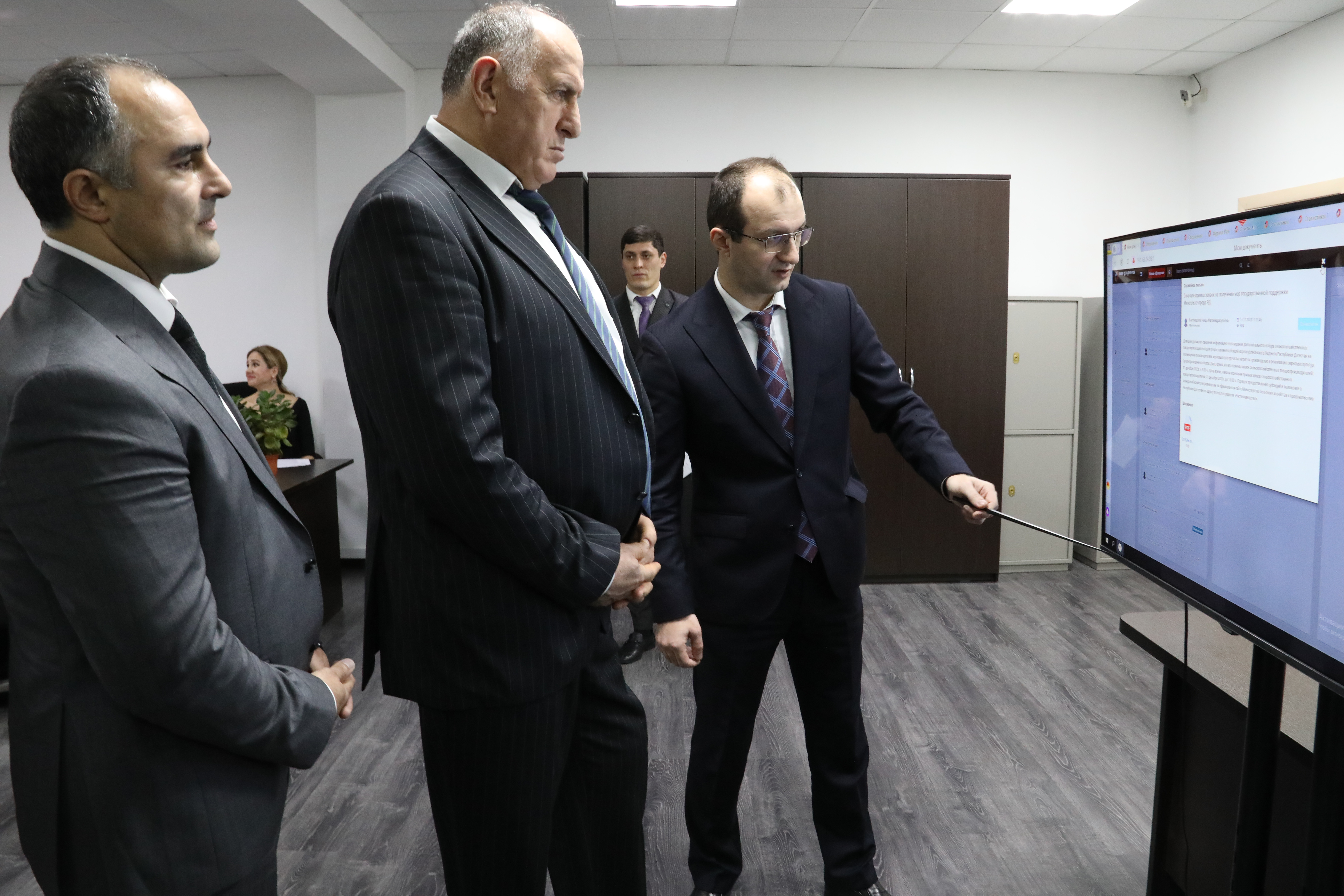 Абдулмуслим Абдулмуслимов высоко оценил качество работы МФЦ Дагестана