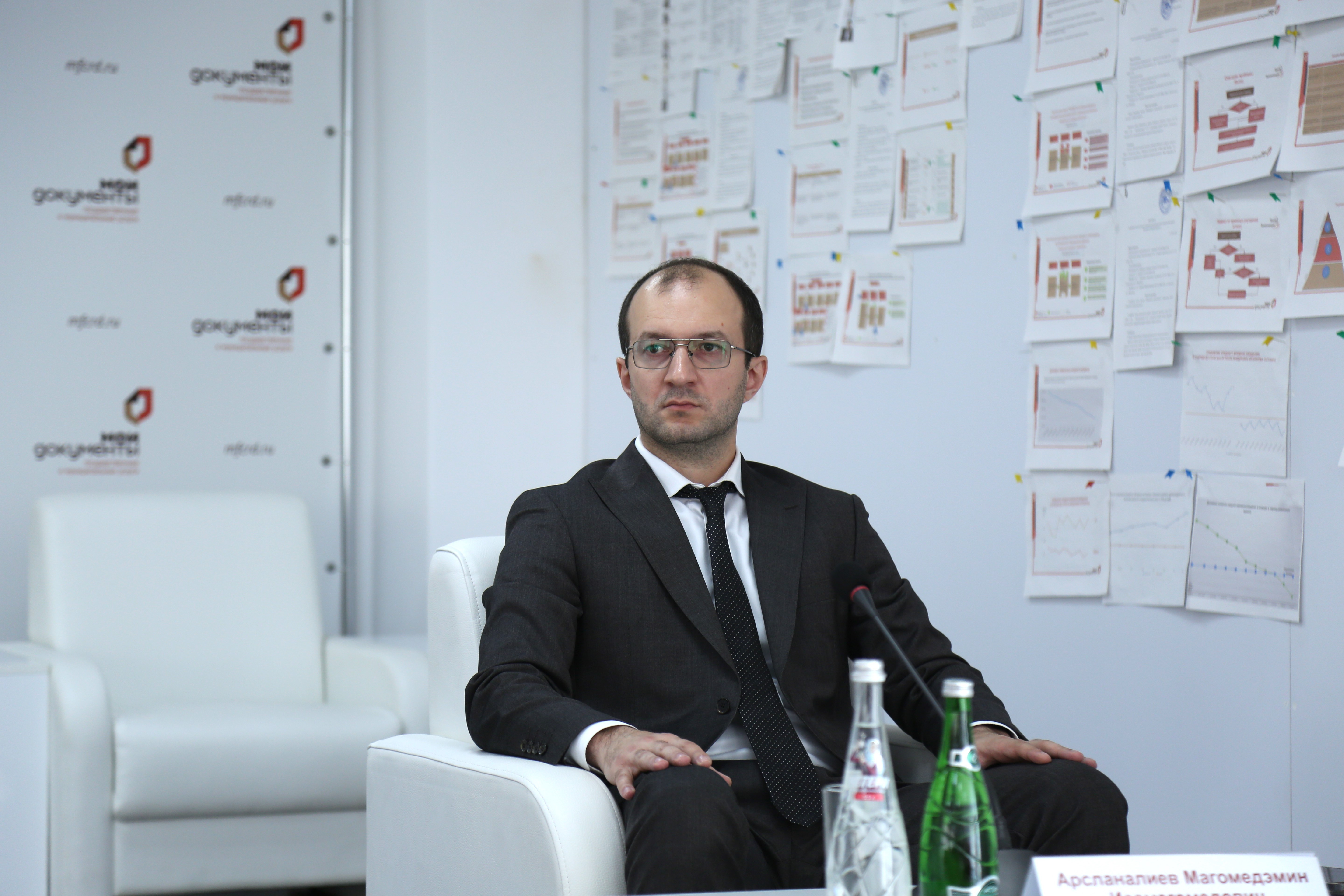 Вице-премьер Правительства Дагестана Ризван Газимагомедов провел встречу с сотрудниками Минцифры Дагестана и МФЦ по РД