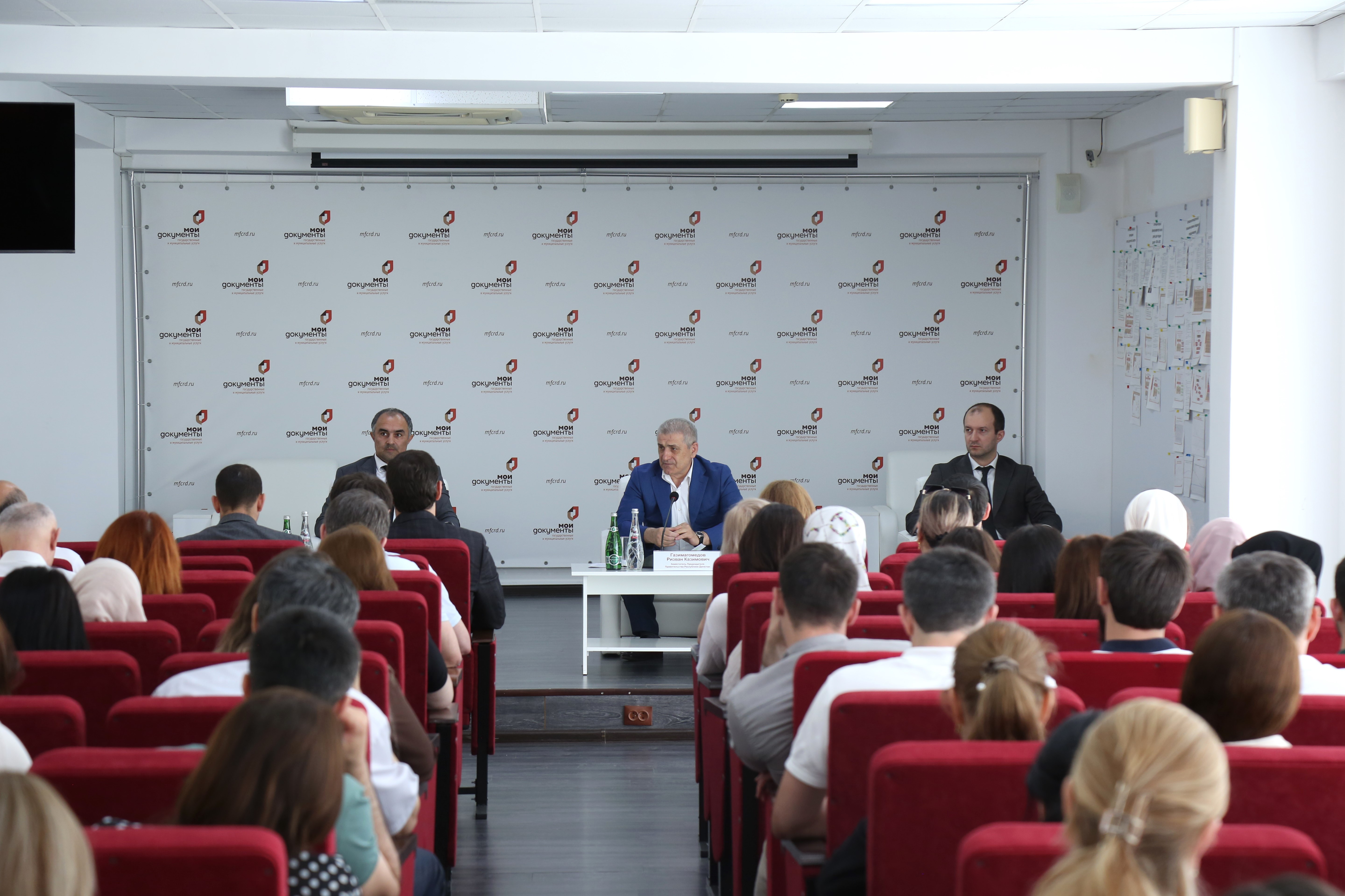 Вице-премьер Правительства Дагестана Ризван Газимагомедов провел встречу с сотрудниками Минцифры Дагестана и МФЦ по РД