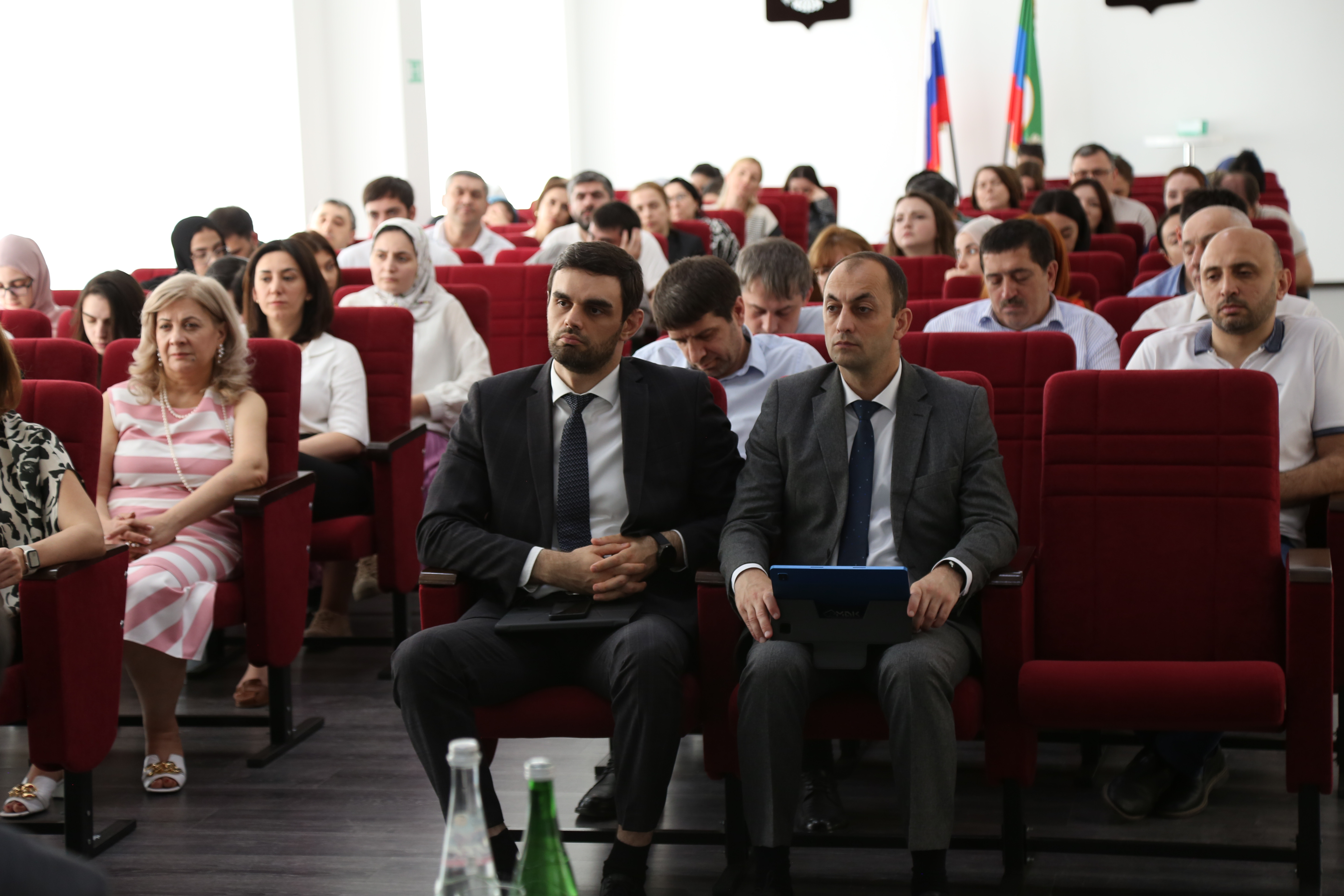 Вице-премьер Правительства Дагестана Ризван Газимагомедов провел встречу с сотрудниками Минцифры Дагестана и МФЦ по РД