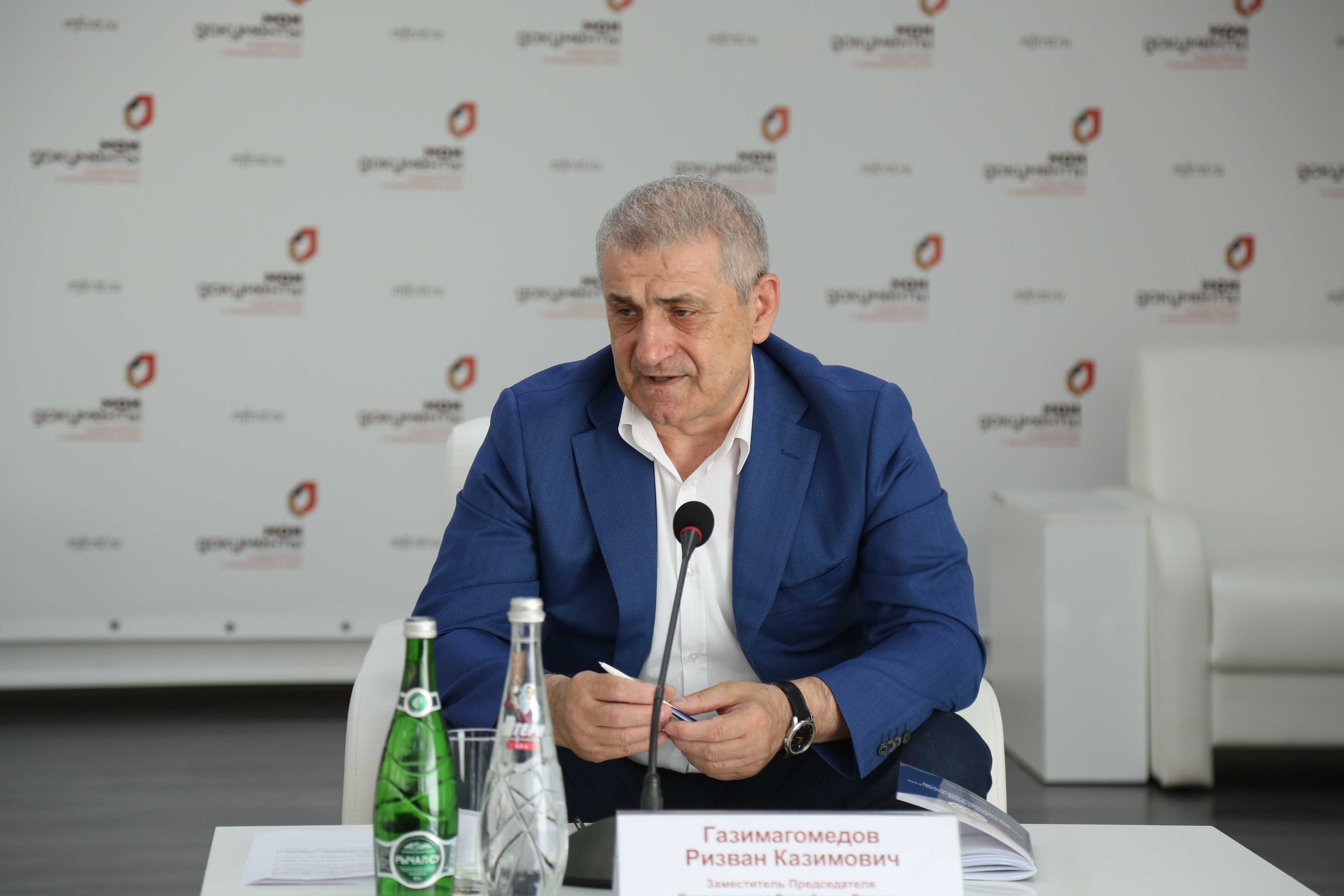 Вице-премьер Правительства Дагестана Ризван Газимагомедов провел встречу с сотрудниками Минцифры Дагестана и МФЦ по РД