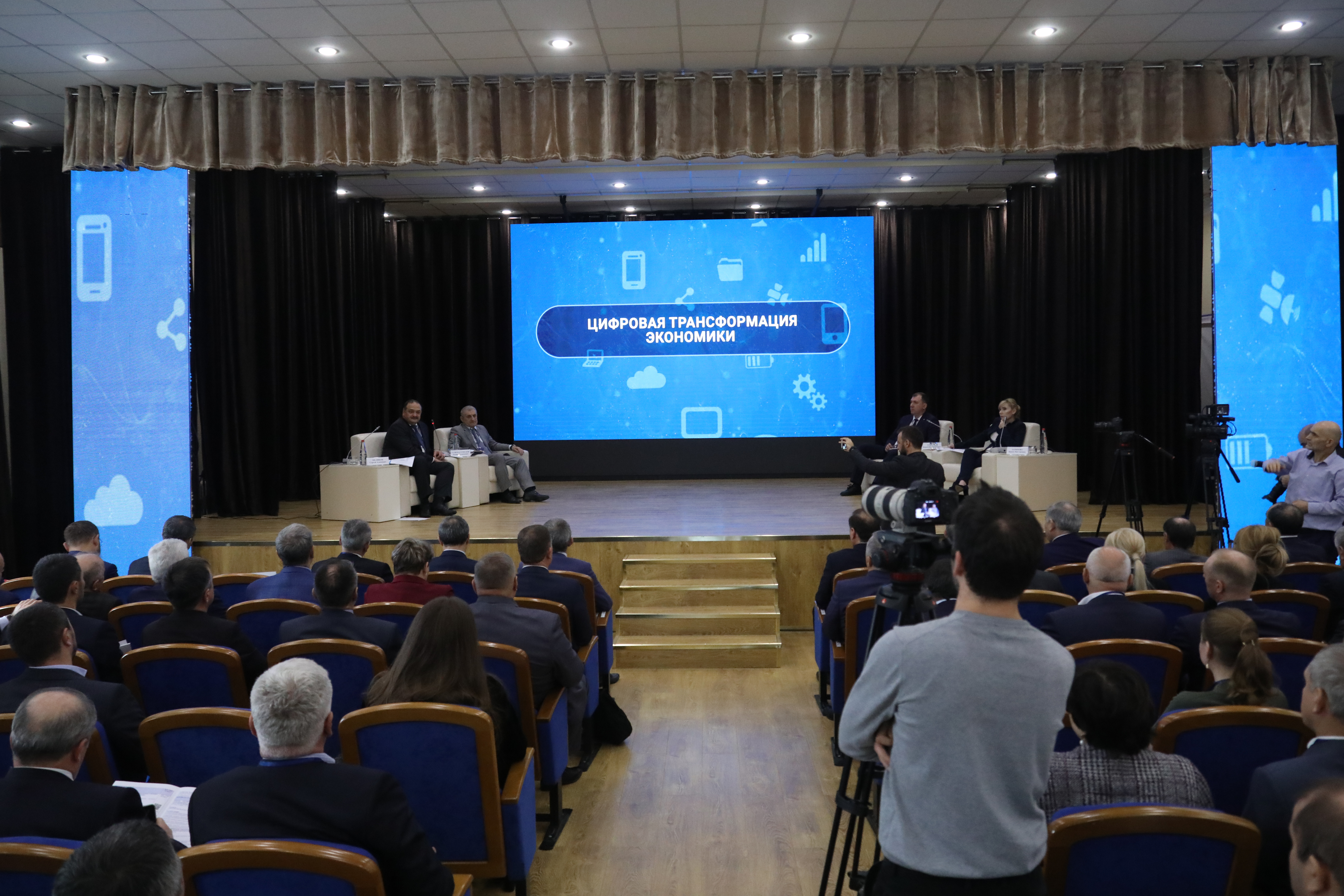В Дагестанском государственном университете народного хозяйства проходит региональная конференция «Цифровой Дагестан» с участием Главы Республики Дагестан Сергея Меликова.