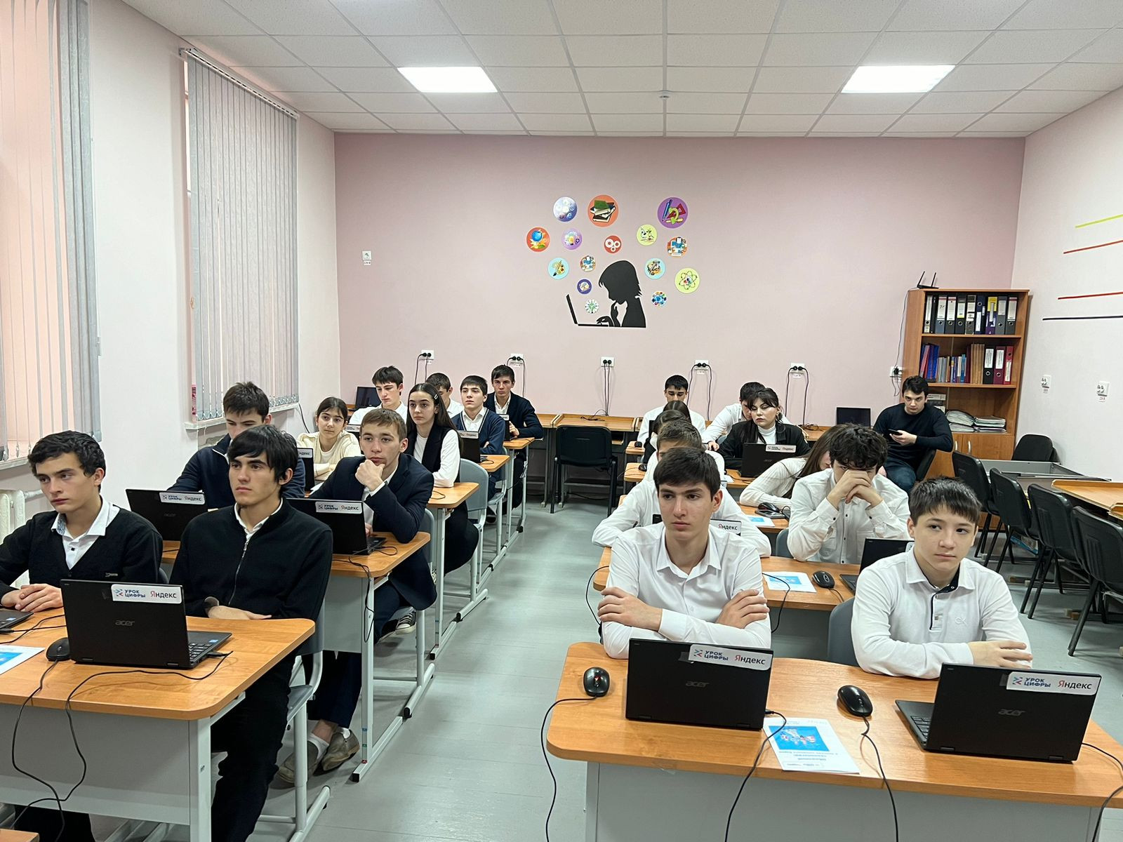 Урок цифры на тему «Облачные технологии: в поисках снежного барса» прошел в 5 школе Буйнакска