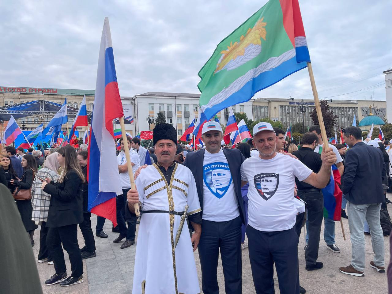 Концерт-акция в поддержку курса Президента РФ «В единстве - наша сила!» состоялся сегодня, 7 октября, на центральной площади г. Махачкалы.