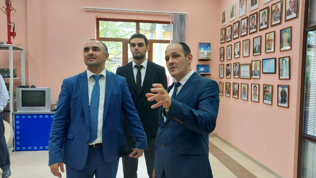 Министр цифрового развития РД Юрий Гамзатов поздравил с наступающим Днем связи сотрудников РТРС.