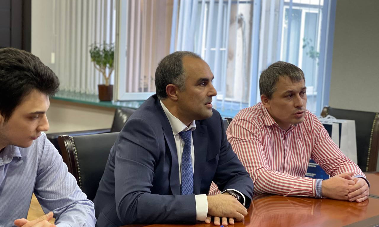 Министр цифрового развития Республики Дагестан Юрий Гамзатов поздравил команду из Дагестана, которая стала победителями трех хакатонов.