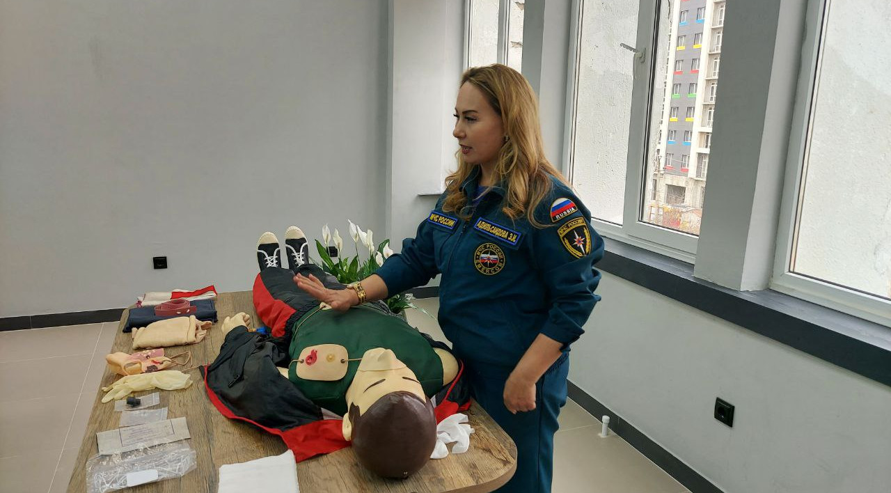 Как правильно оказывать первую медицинскую помощь, рассказали сотрудникам Минцифры Дагестана.