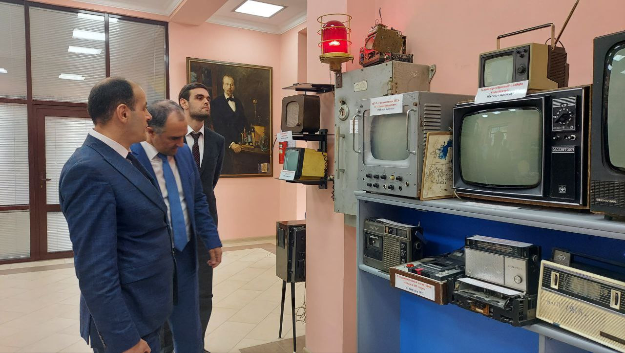 Министр цифрового развития РД Юрий Гамзатов поздравил с наступающим Днем связи сотрудников РТРС.
