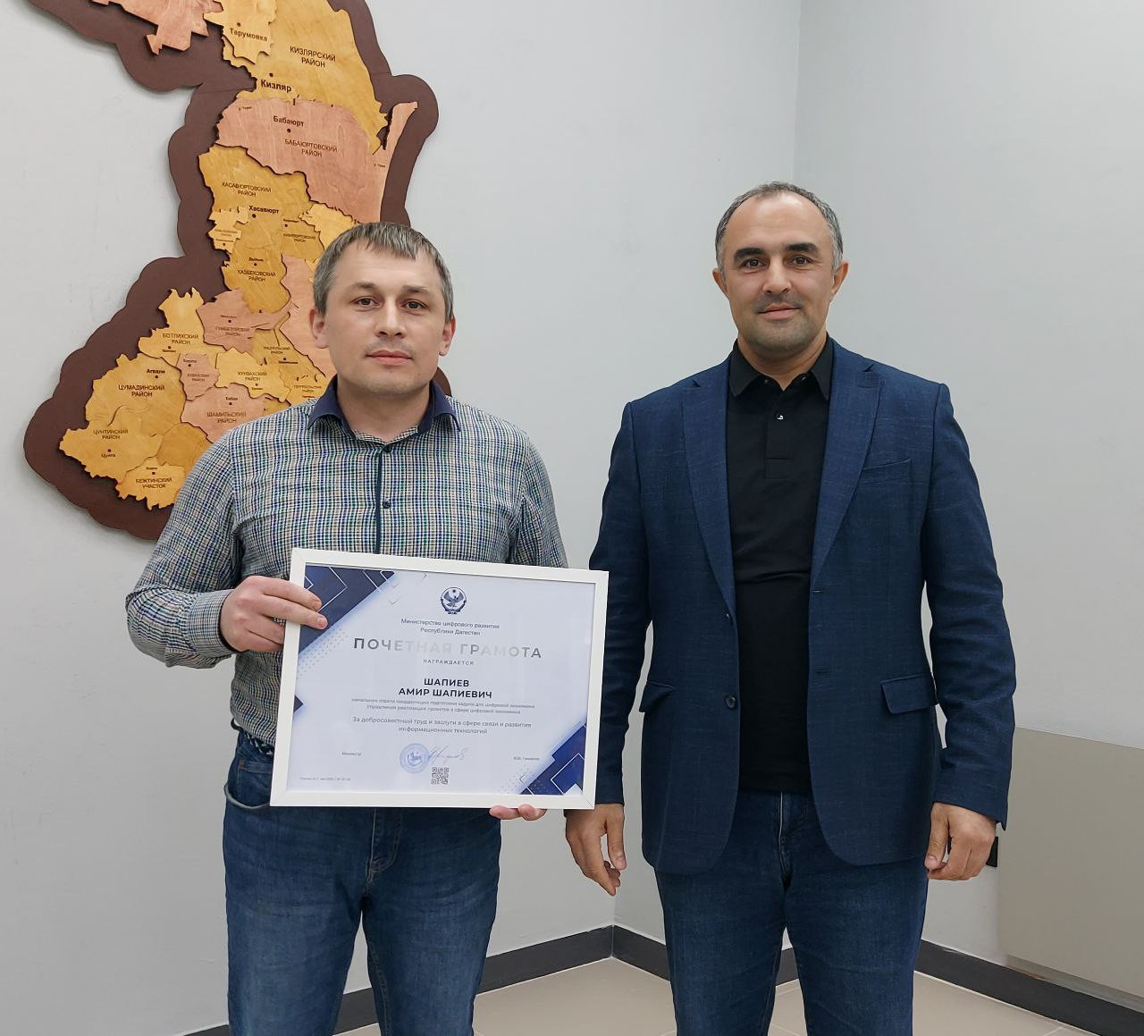 Министр цифрового развития РД Юрий Гамзатов, поздравил сотрудников ведомства с днем связи.
