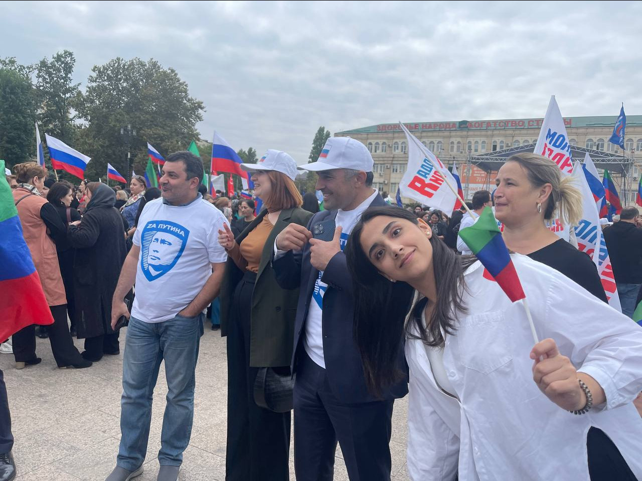 Концерт-акция в поддержку курса Президента РФ «В единстве - наша сила!» состоялся сегодня, 7 октября, на центральной площади г. Махачкалы.
