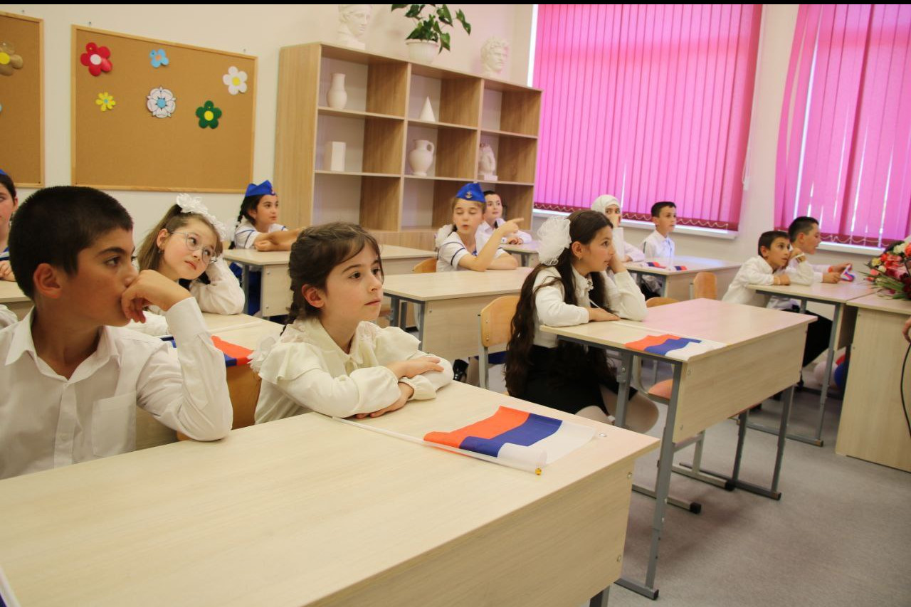 В с. Ахты сегодня открыли новую школу на 120 ученических мест.