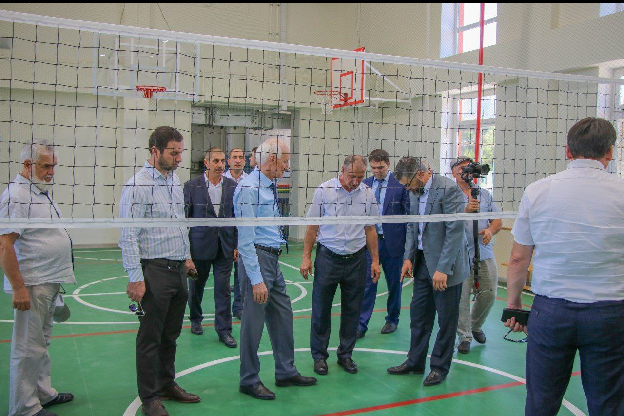 В с. Ахты сегодня открыли новую школу на 120 ученических мест.