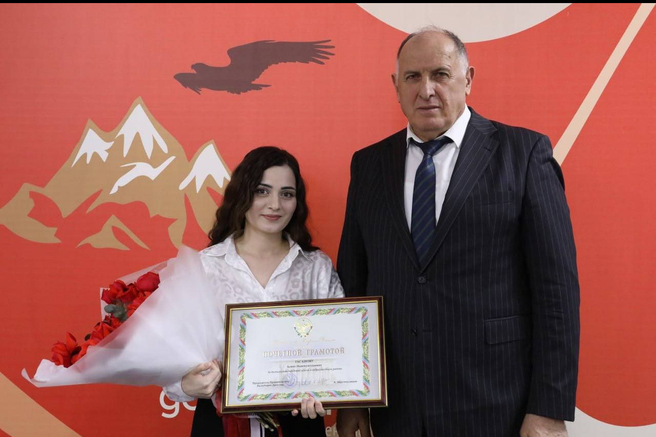 Председатель Правительства Дагестана вручил госнаграды лучшим специалистам в сфере цифрового развития