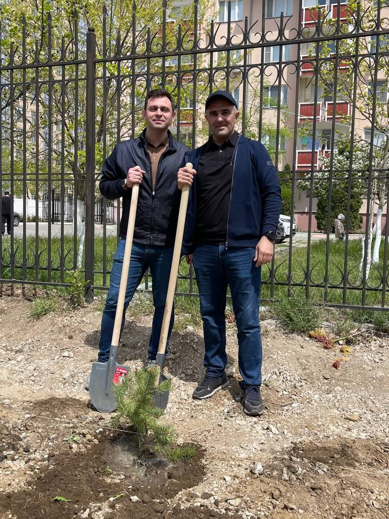 Сотрудники Минцифры РД вышли на республиканский субботник.