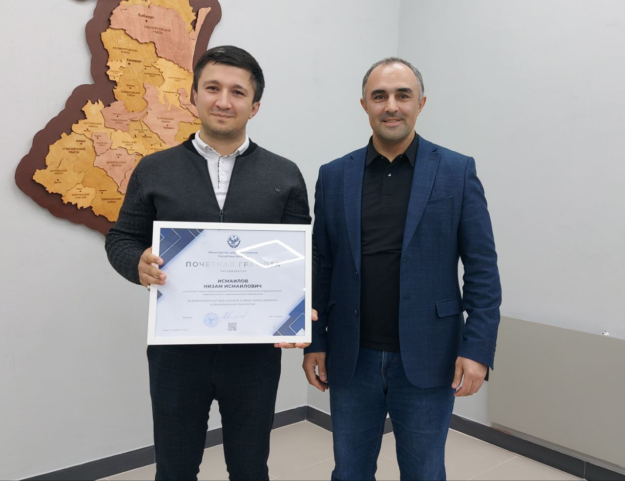 Министр цифрового развития РД Юрий Гамзатов, поздравил сотрудников ведомства с днем связи.