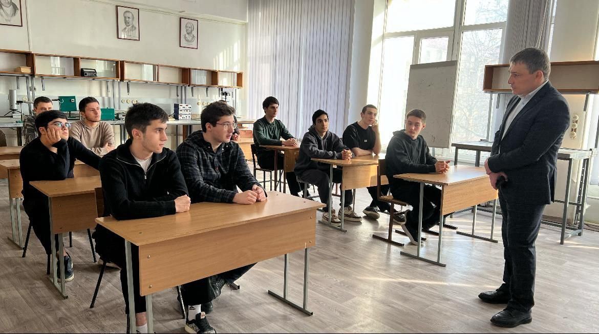 О развитии технологий студентам рассказали представители Минцифры Дагестана
