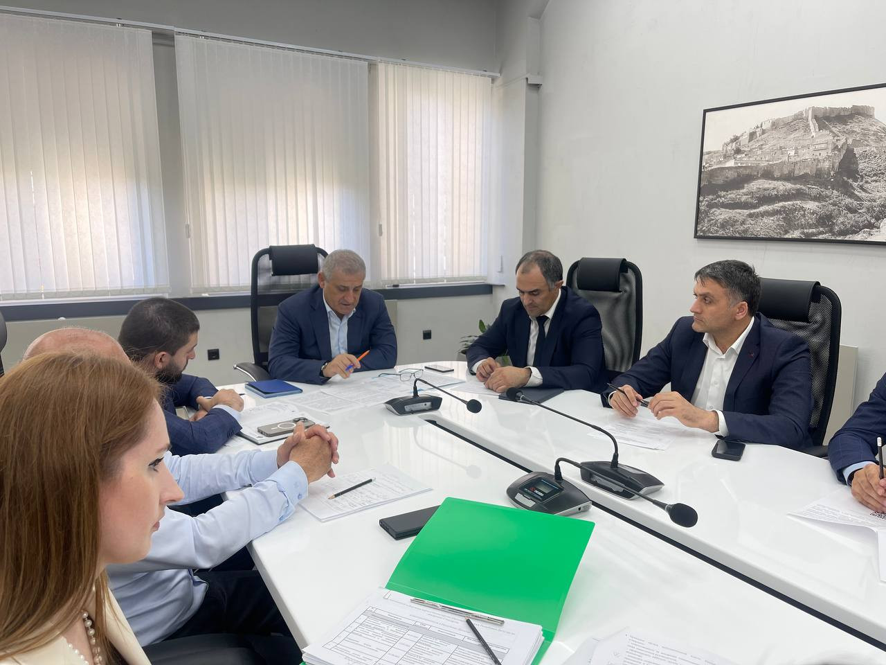 Внедрение принципов клиентоцентричности обсудили власти региона в офисе Минцифры Дагестана.