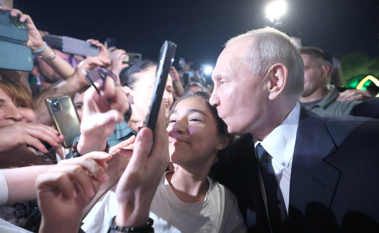 Сергей Меликов поздравил Президента России с Днем рождения.