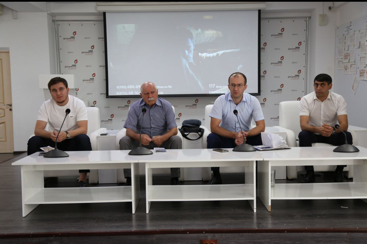 Службу по контракту обсудили в МФЦ.