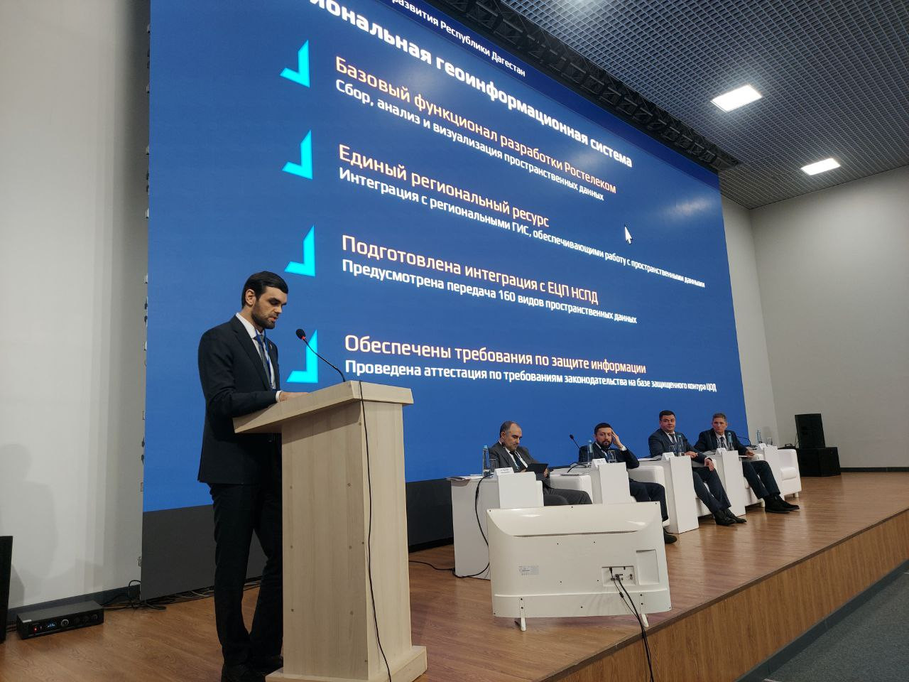 О возможностях Региональной геоинформационной системы Дагестана и её интеграции в ФГИС ЕЦП НСПД, а также о планах на 2024 год рассказал 1-й зам Минцифры Дагестана Рамазан Абдуллаев.