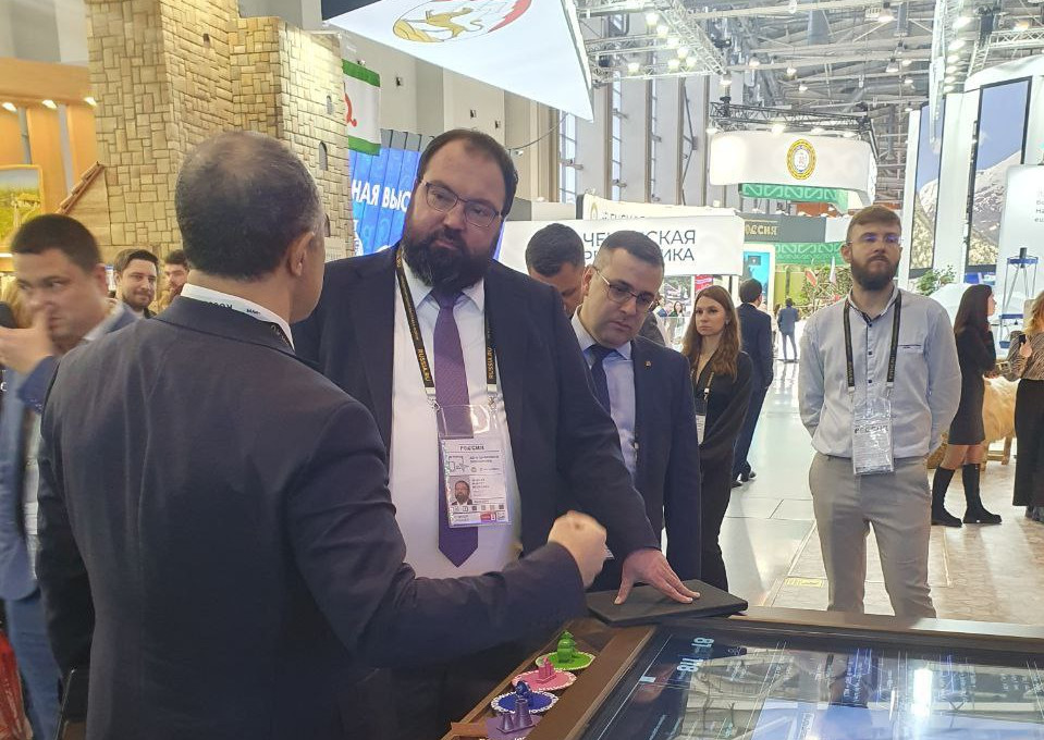 Юрий Гамзатов презентовал Максуту Шадаеву информационные системы созданные дагестанскими разработчиками - АИС "Логистика" и АИС "Субсидия ЖКУ"