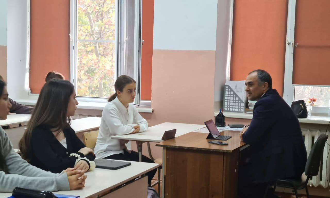 Юрий Гамзатов принял участие в открытом уроке «Разговоры о важном»
