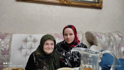 оказывает социальные услуги подопечным