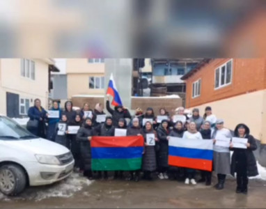 "Своих не бросаем","Мы за Путина" и "Мы вместе".