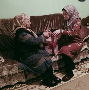 поздравила свою подопечную с "международным женским днем" и вручила ей подарки.